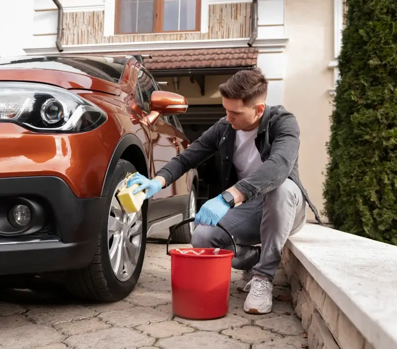 Lavage auto à domicile Saint-Gobain : professionnel intervenant sur un véhicule